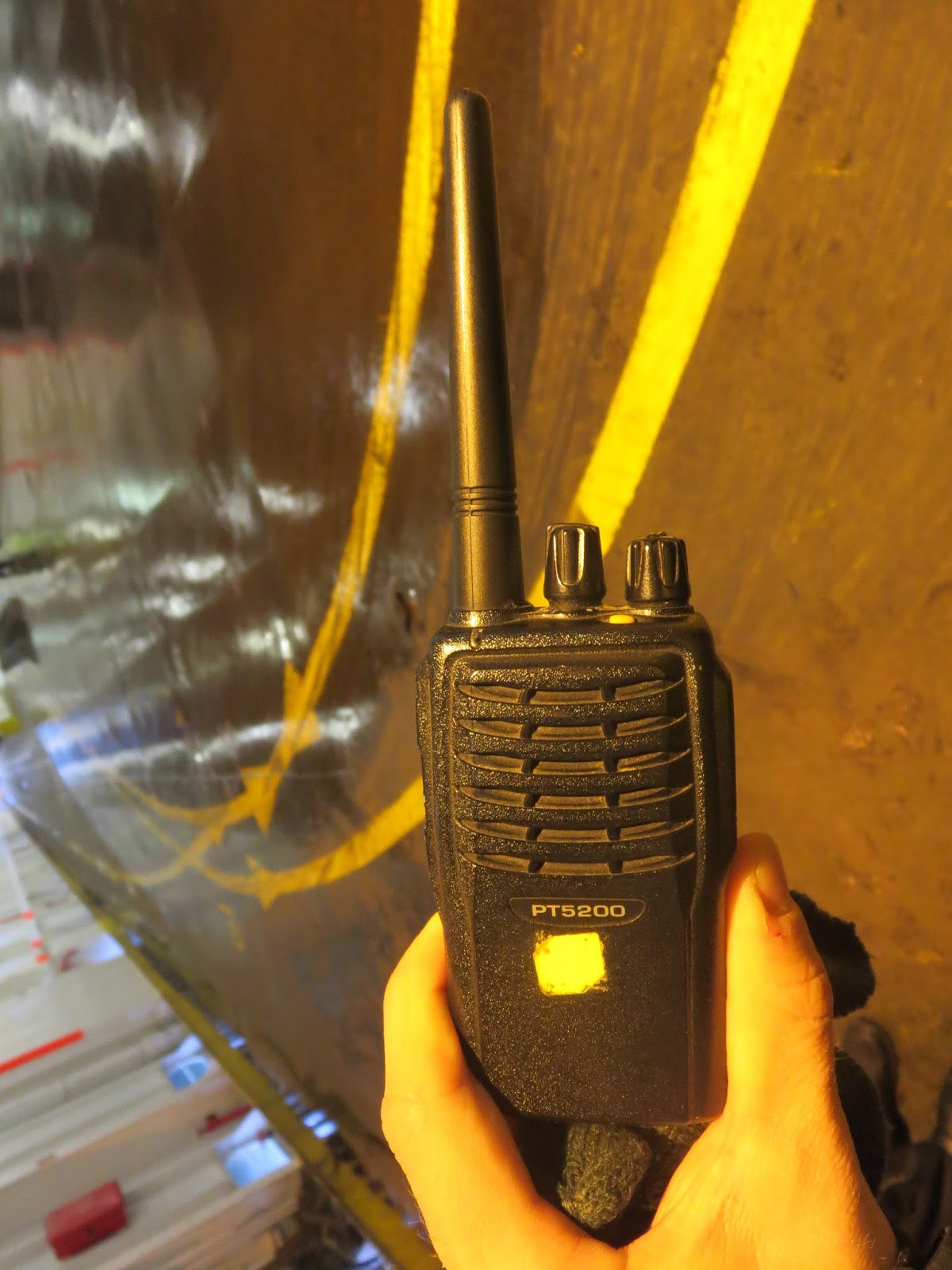 Laivan sisäinen viestintä sekä viestintä satamissa lastauksen aikana ahtausfirman ja varustamon henkilökunnan kanssa hoituu UHF17-radiopuhelimien välityksellä. UHF-taajuutta käyttävät radiopuhelimet ovat kevyitä, mukana kannettavia laitteita.
