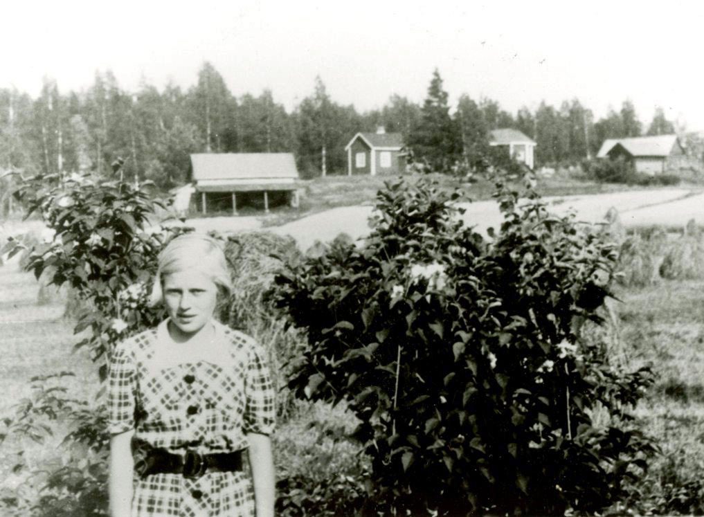 Kivirannan huvilan pihalla vuonna 1939. Taustalla Haudanniemen talouskeskus.