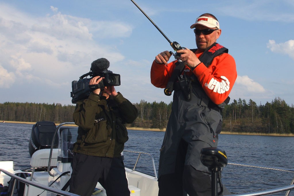 Osa kalastusoppaan tuloista tulee nettiin ja DVD:lle tehtävistä kalastusvideoista.