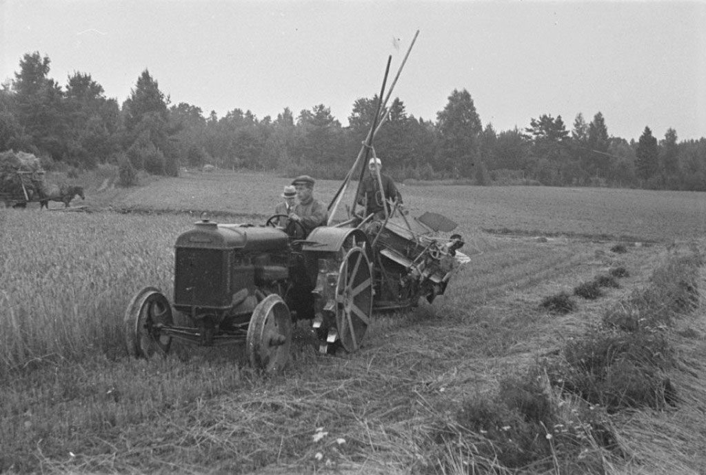 Ruotsalaisvalmisteinen Herkules-itsesitoja on saanut vetojuhdakseen Fordson N-traktorin 1930-luvun loppuvuosina. Tullessaan saataville Suomessa 1920-luvulla Fordson oli oikeastaan ensimmäinen traktorimalli, joka sopi täkäläisiin olosuhteisiin. Herkules puolestaan on Etelä-Pohjanmaan murteessa esiintyvä ”rekkules” eli toiminnaltaan kyseenalainen tekninen laite: siinä oli noin 250 voideltavaa kohdetta, jotka täytyi käytön aikana voidella neljän tunnin välein.
