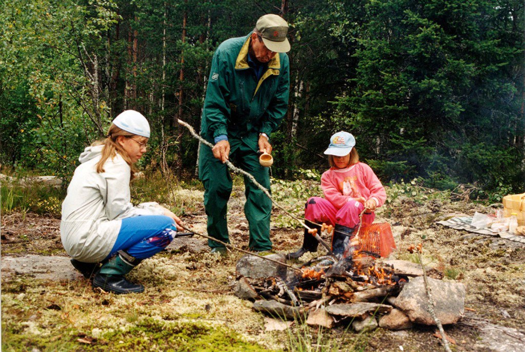 Makkaranpaistoa nuotiolla metsäretkeilyn lomassa vuonna 1998.