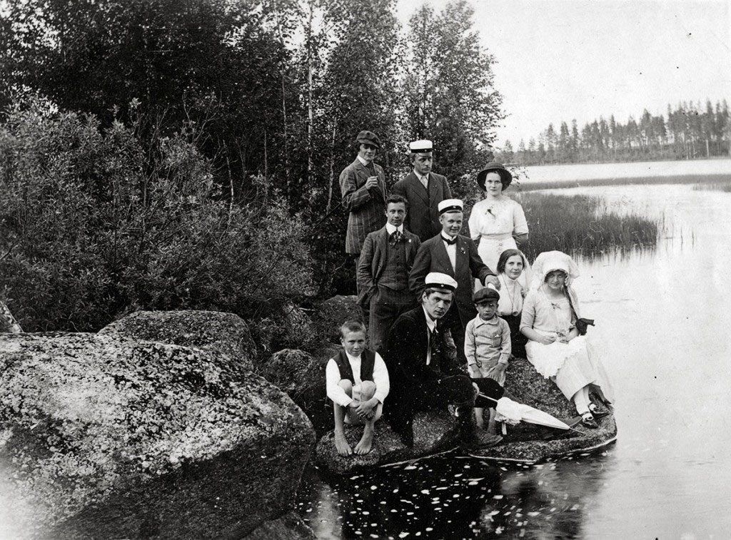 Joukko ylioppilaita daameineen rannalla Konginkankaalla Keski-Suomessa vuonna 1912.