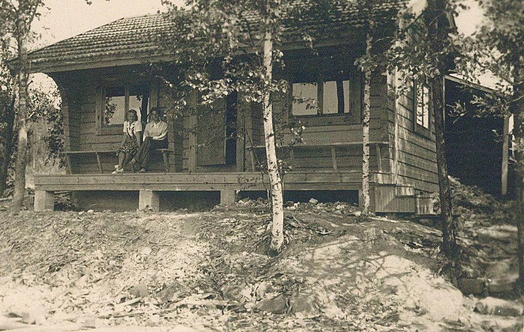 Eeva ja Veikko Männistö Kivirannan saunamökin kuistilla 1940-luvulla.