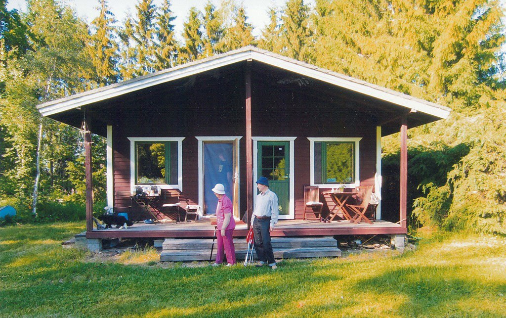 Lautarakenteinen ”poikien talo”, edustalla Eeva ja Veikko vuonna 2012.