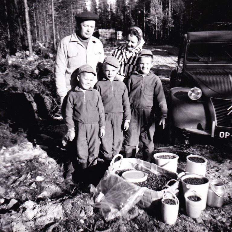 Heikki ja Siiri Komulaisen perheen marjasaalis 1950-luvulla.