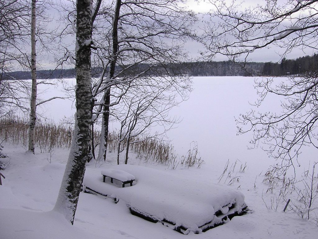 Laituri lumen peitossa talvella 2004.
