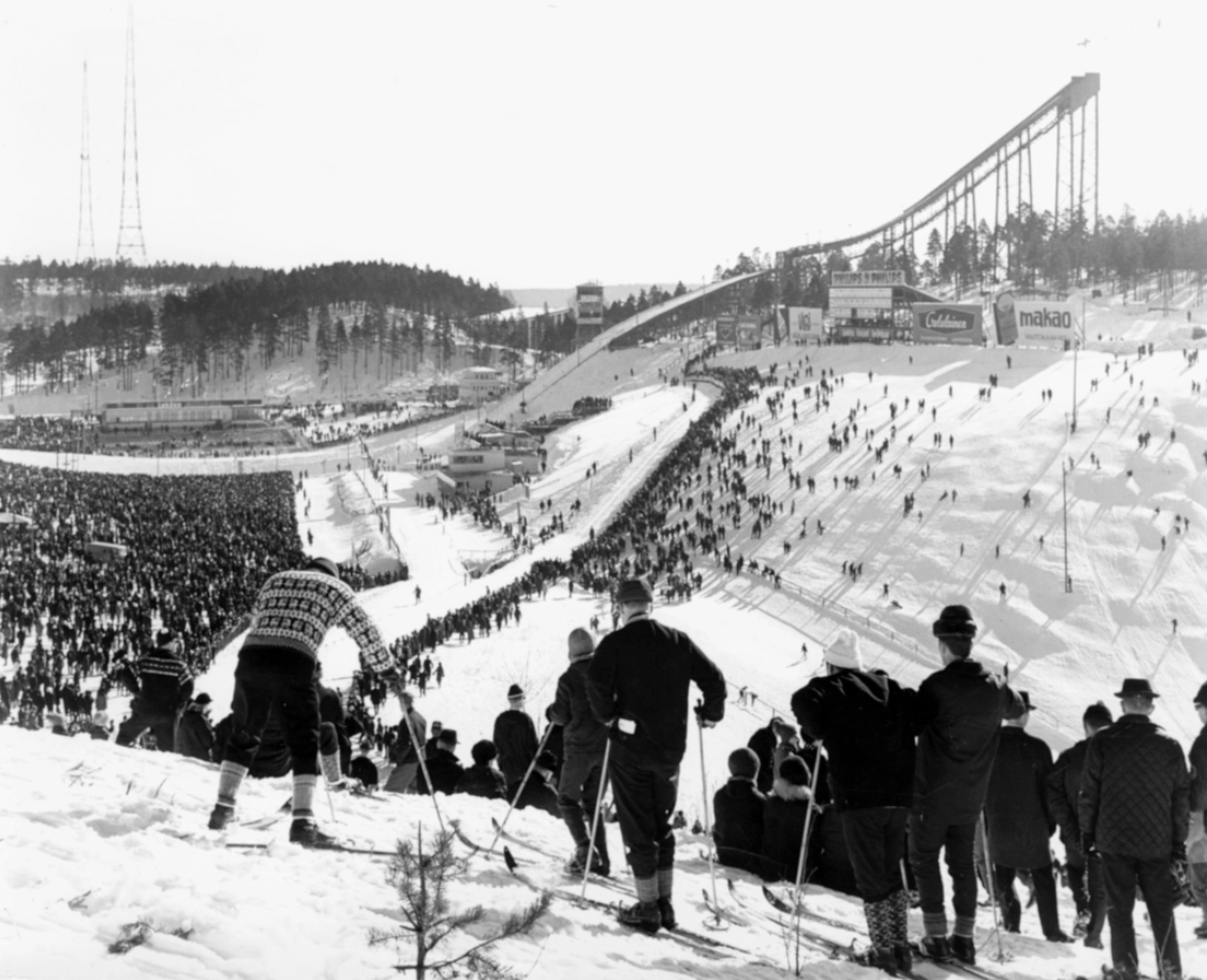 Näkymä Lahden hiihtostadionille Salpausselän kisoissa vuonna 1963. Jääkaudella muodostuneen supan pohja toimi Salpausselän ensimmäisen puisen hyppyrimäen alastulopaikkana